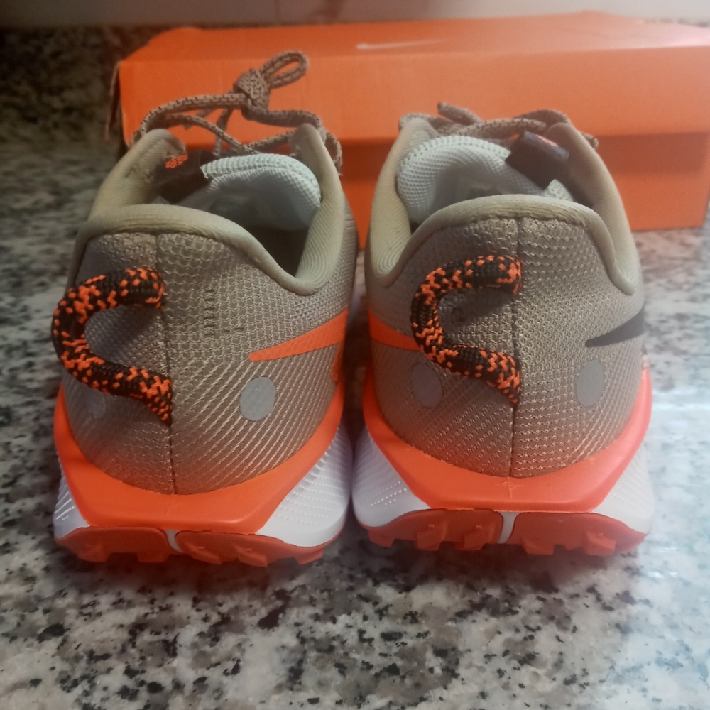 Brand New Nike Kids Pegasus Olive/Orange Sneakers Size 5.5Y - Picture 3 of 9